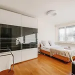 Modern With Balcony In Center A Hoh - Self Checkin *