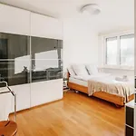 Modern With Balcony In Center A Hoh - Self Checkin Daire *
