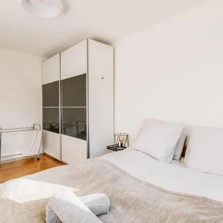 Modern With Balcony In Center A Hoh - Self Checkin Цюрих