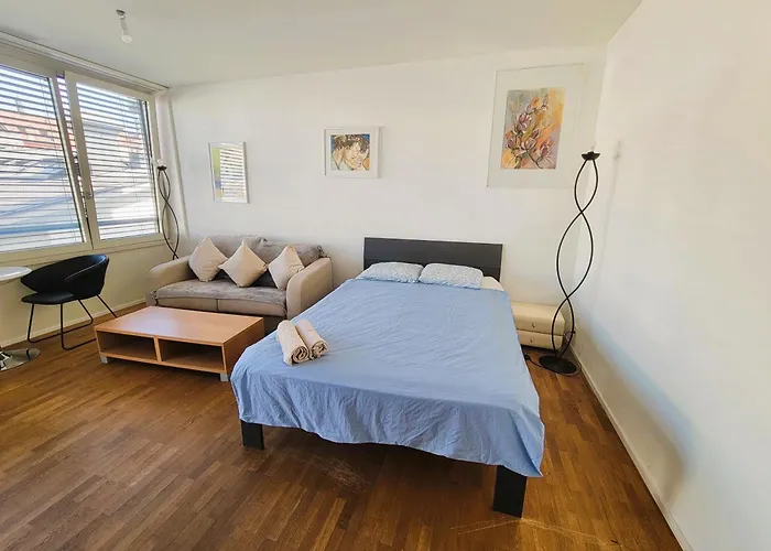 Modern With Balcony In Center A Hoh - Self Checkin